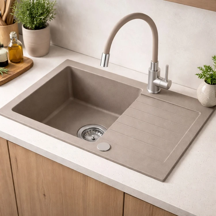 Pineko 140 beż z Sauron beż.jpg