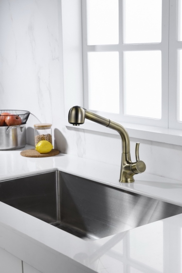 Bateria kuchenna zlewozmywakowa Blue Water Retra mosiądz antyczny - aranżacja